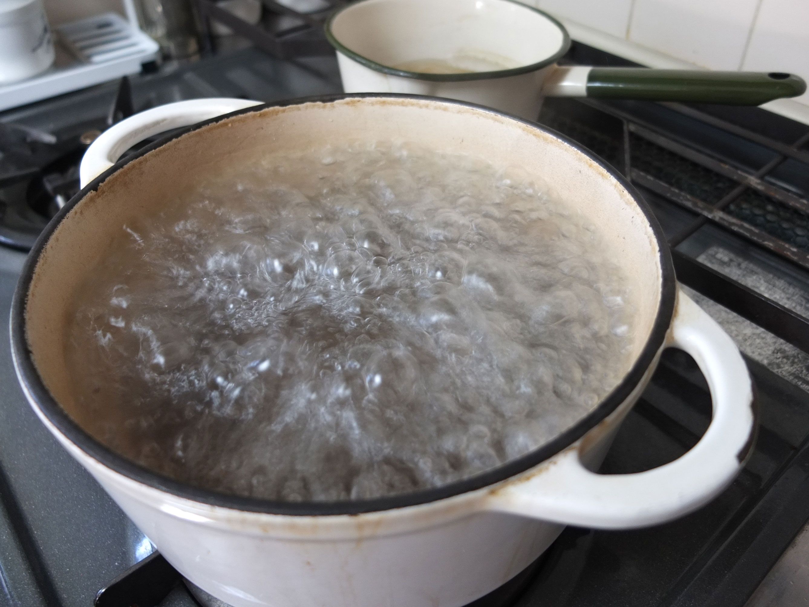 大きな鍋でお湯をわかします。